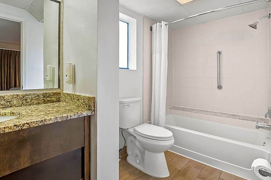 Quality Inn & Suites At Tropicana Field