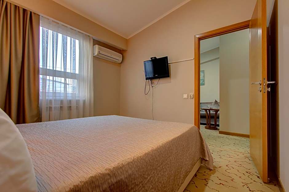Photo 1 of 4 of Suite