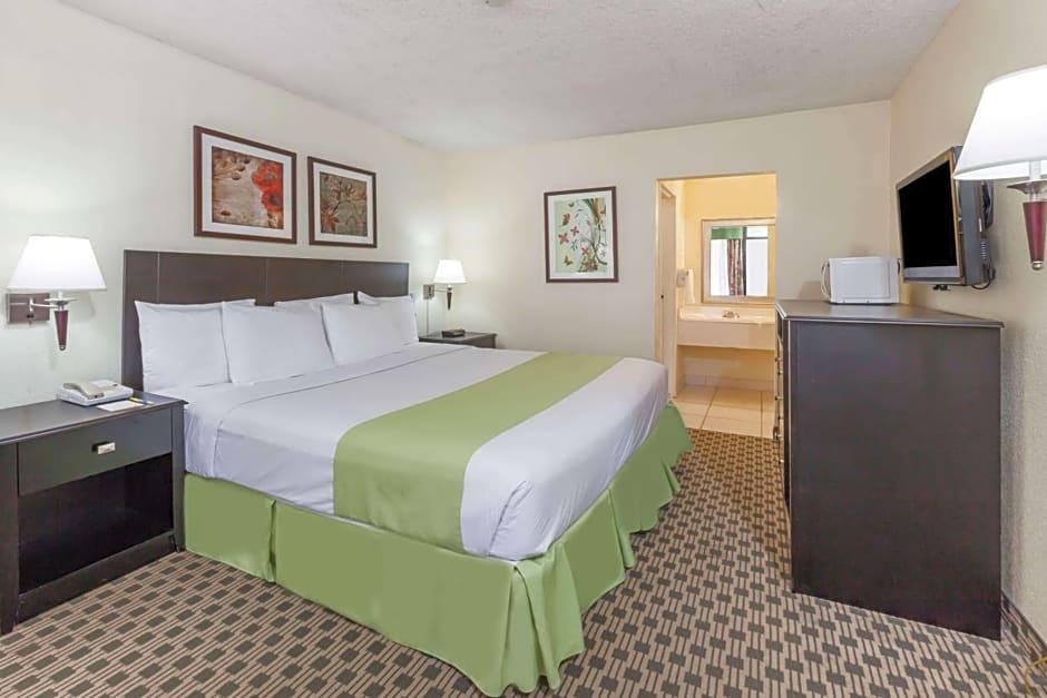 Days Inn by Wyndham Irving Grapevine DFW Airport North