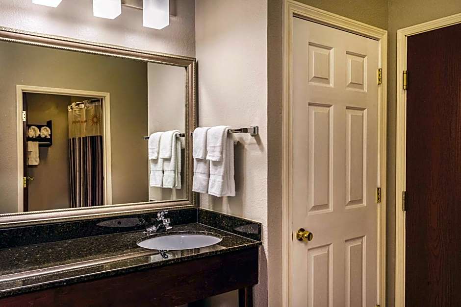 La Quinta Inn & Suites by Wyndham Louisville East