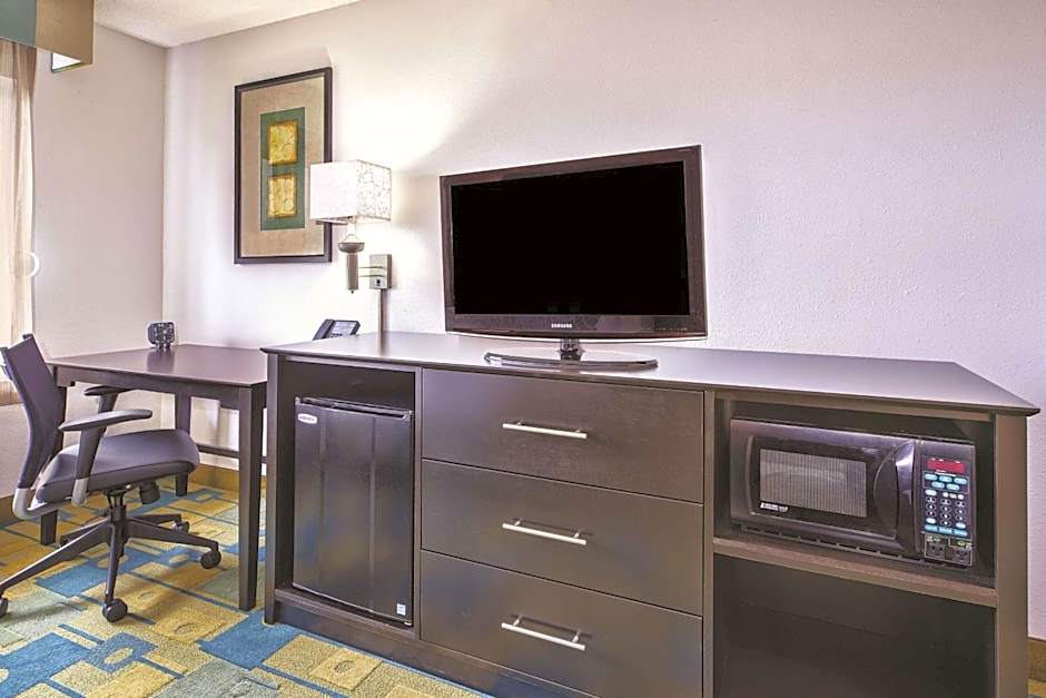 La Quinta Inn & Suites by Wyndham Toledo Perrysburg