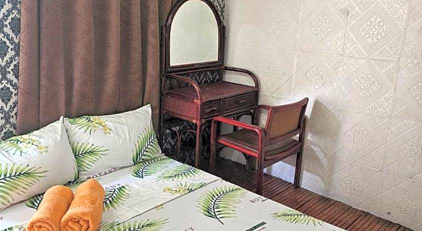 Traditional Filipino Home near 100 Islands Wharf