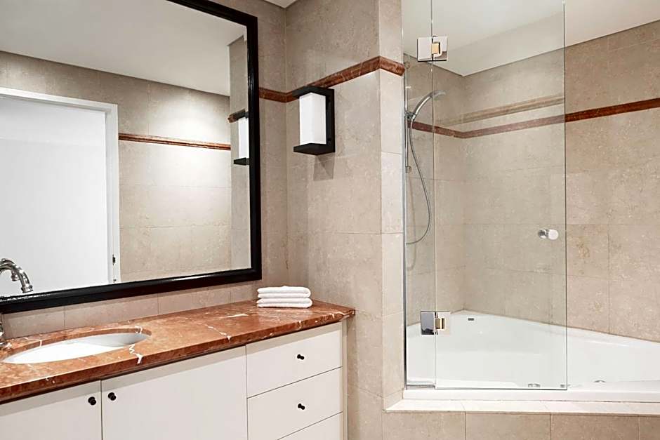 Mantra 2 Bond Street