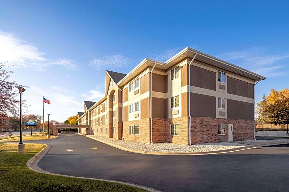 Days Inn & Suites by Wyndham Green Bay WI.