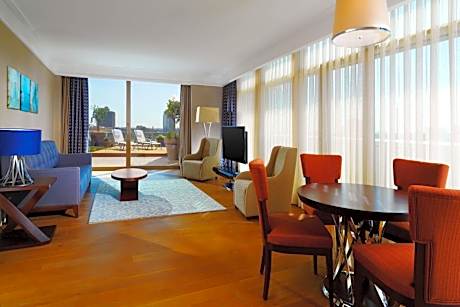 Executive Suite, Club lounge access, 1 King, River view