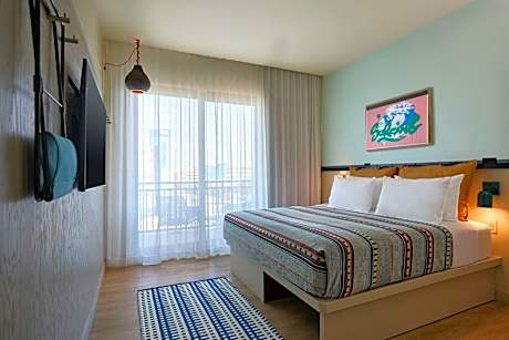 King Room with Partial Oceanfront View - Hearing Accessible