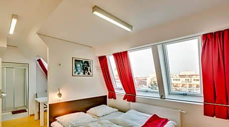 Double bed comfort room