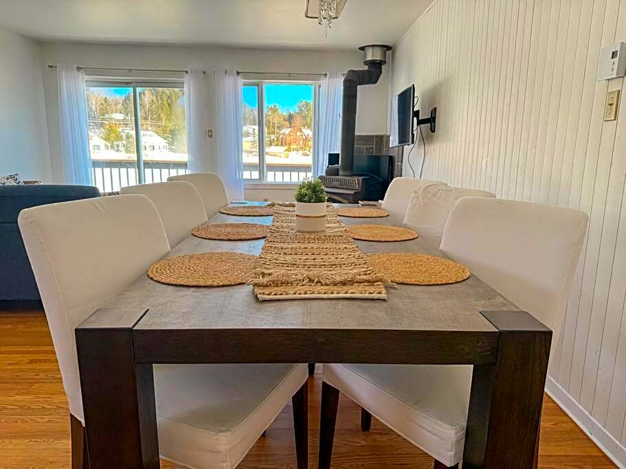 Lake retreat 5BR with SPA, watercraft and kids playground