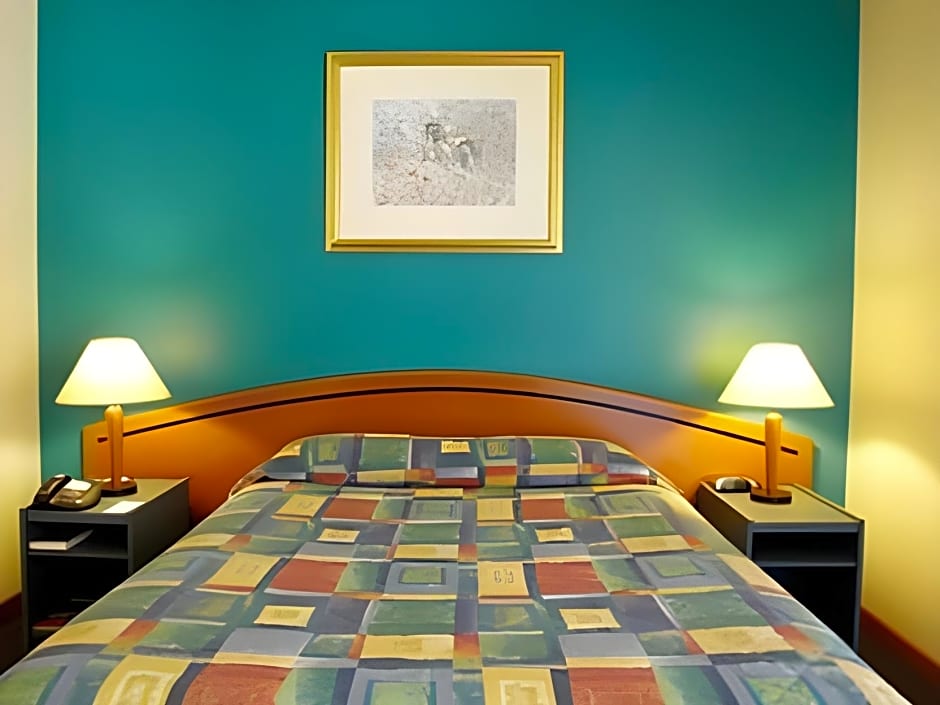 Seasons Hotel Newman