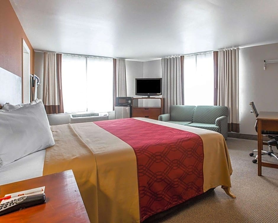 Econo Lodge Lakes Region
