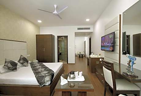 1 King Bed, Nonsmoking, Standard Room, Air Conditioning, In Room Safe, Hairdryer, Wi-fi, Full Breakf