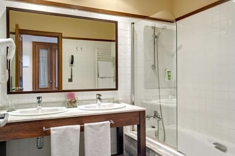DOUBLE SINGLE USE ROOM (1 ADULT)