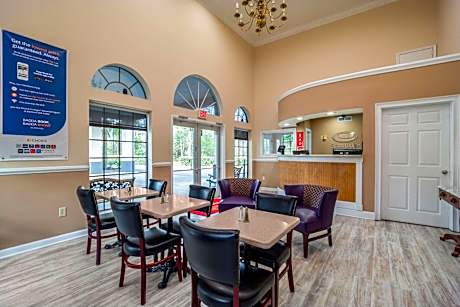 Econo Lodge Inn & Suites