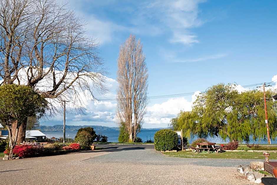 Jack & Di's Lakefront Motel