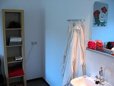 Apartment With Shared Bathroom