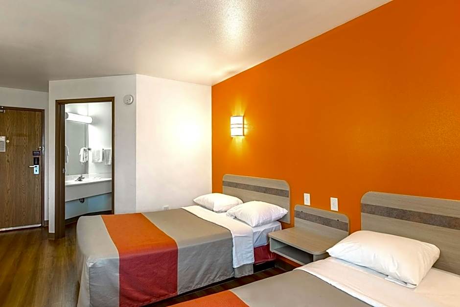 Motel 6-Baraboo, WI - Lake Delton-Wisconsin Dells