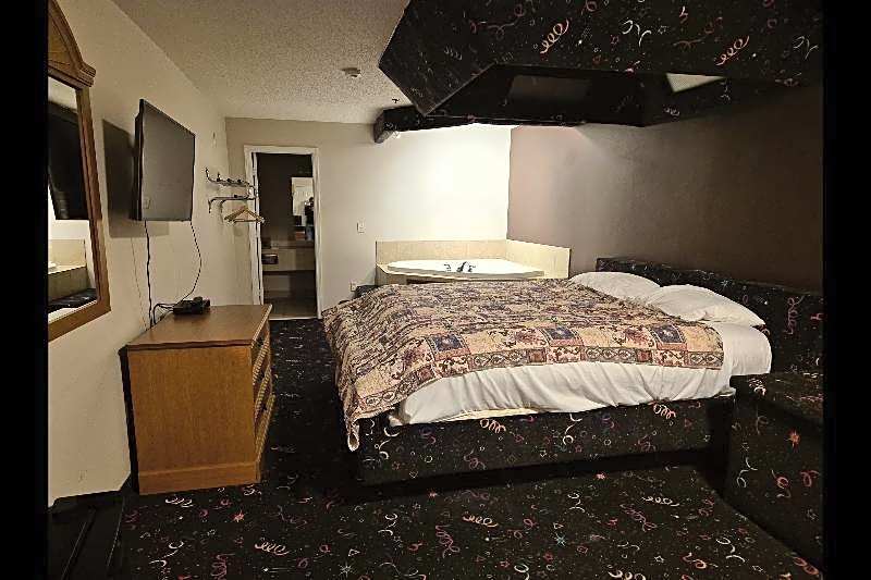 Econo Lodge Inn & Suites