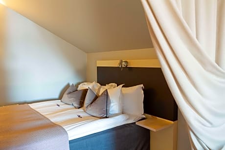 1 KING 1 DOUBLE,NSMK,2SEPARATE RMS,SOFABED,FREE INTERNET,FULL BREAKFAST