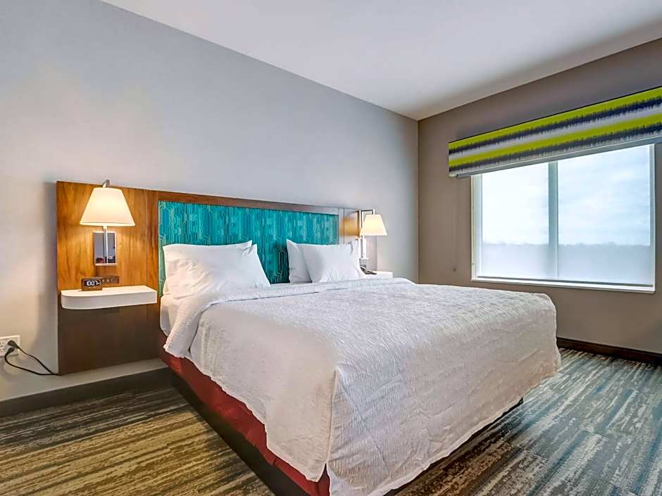 Hampton Inn & Suites Cincinnati Midtown Rookwood