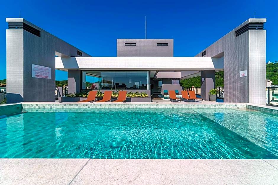 Adra 301 - Apartamento no centro de Bombinhas - Rooftop com piscina e academia - À poucos metros da praia - (Consultar serviços de roupas de cama e banho)