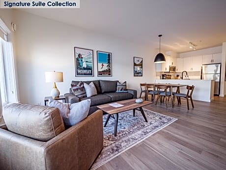 Signature Two Bedroom Queen Suite with Sofa Bed + Full Kitchen & Harbor View