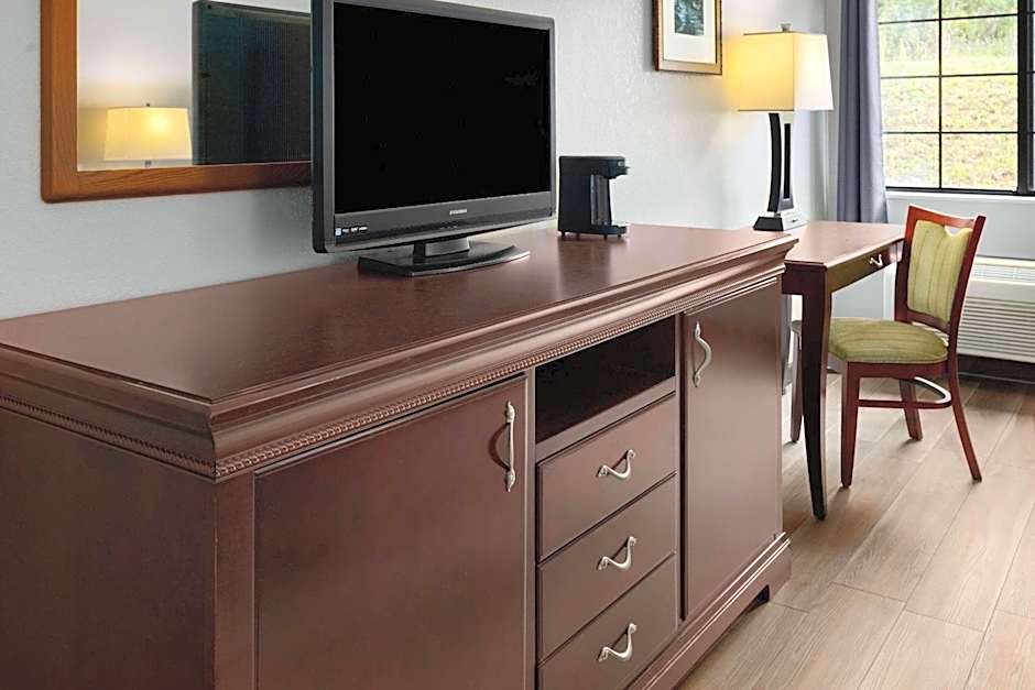 Days Inn by Wyndham Iron Mountain