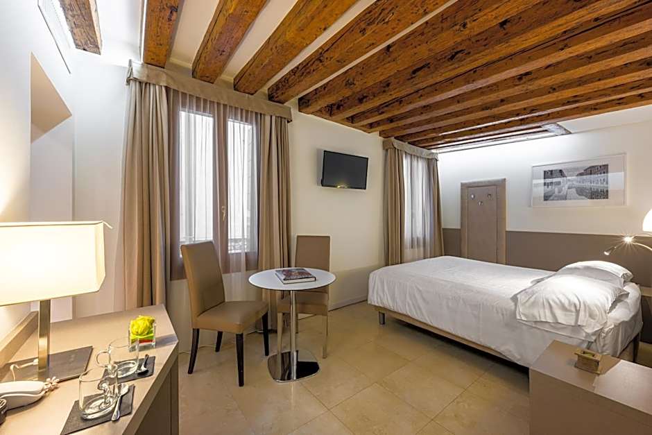 Leone Hotel