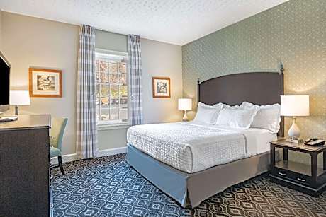 Five-Bedroom Suite with Five Queen Beds - Non-Smoking