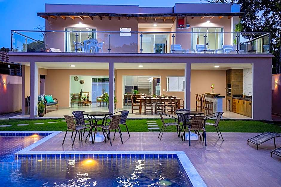 Casa com Piscina e Churrasqueira Privativa !