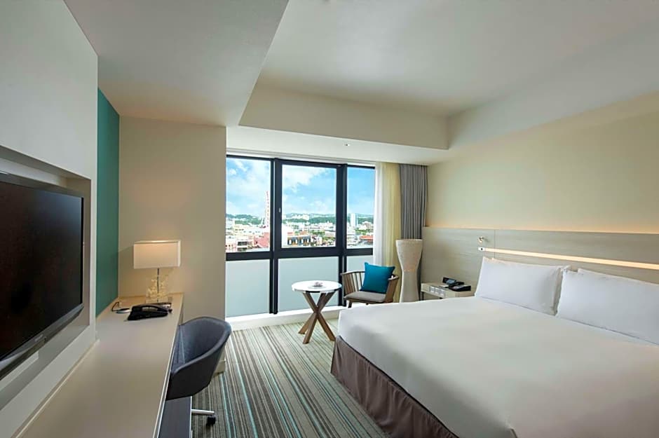 Photo 1 of 6 of 1 King Bed, City View