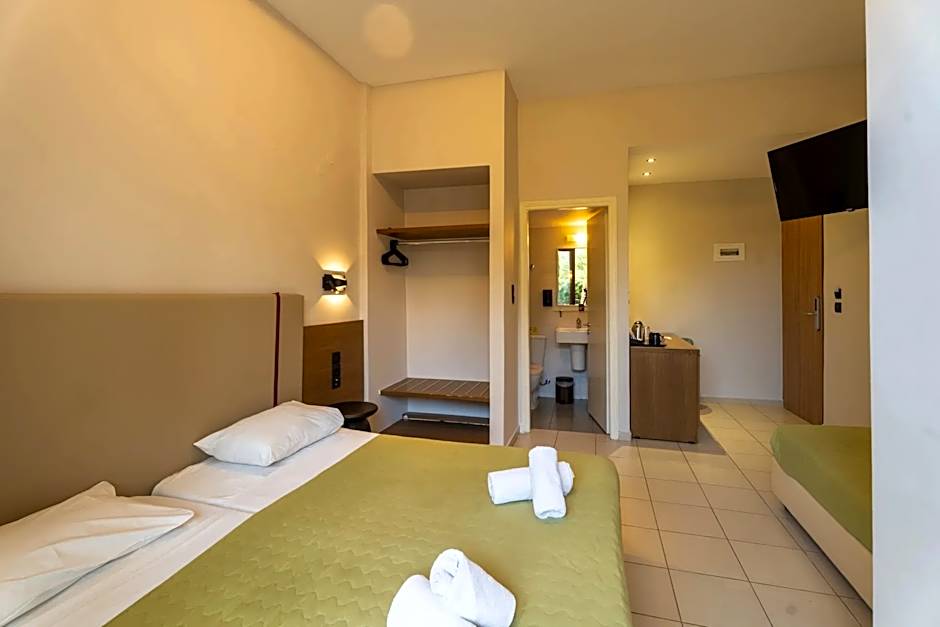 Photo 1 of 4 of Triple Room with Jacuzzi