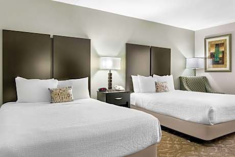 ACCESSIBLE - 2 QUEEN,MOBILITY ACCESSIBLE,ROLL IN SHOWER,NSMK,FULL BREAKFAST