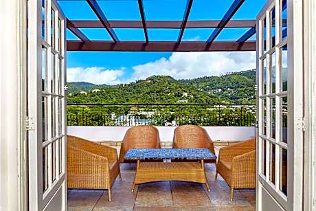 1 King Deluxe Sundeck Suite