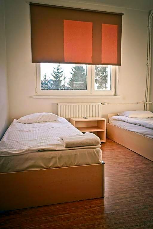 HOSTEL 24