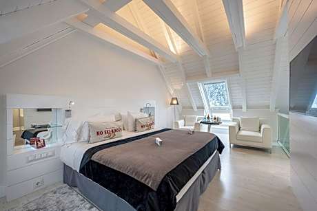 Royal Suite, 2 adults and 1 child (1 Queen Bed, 2 Twin Beds and 1 Double Sofa Bed)