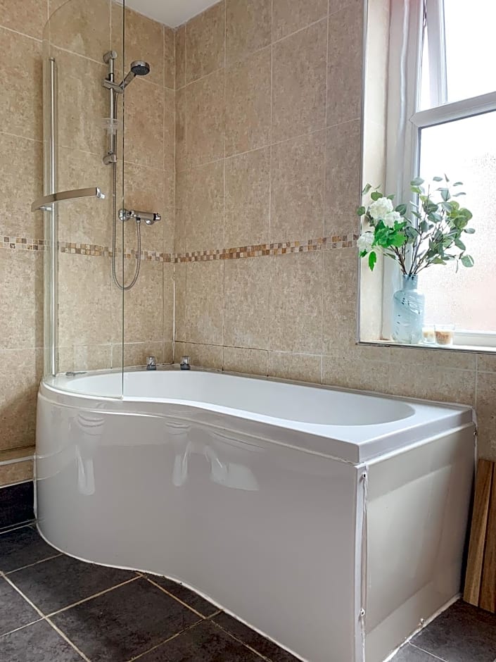 Riverside Lodge - Quaint Victorian Home By The River