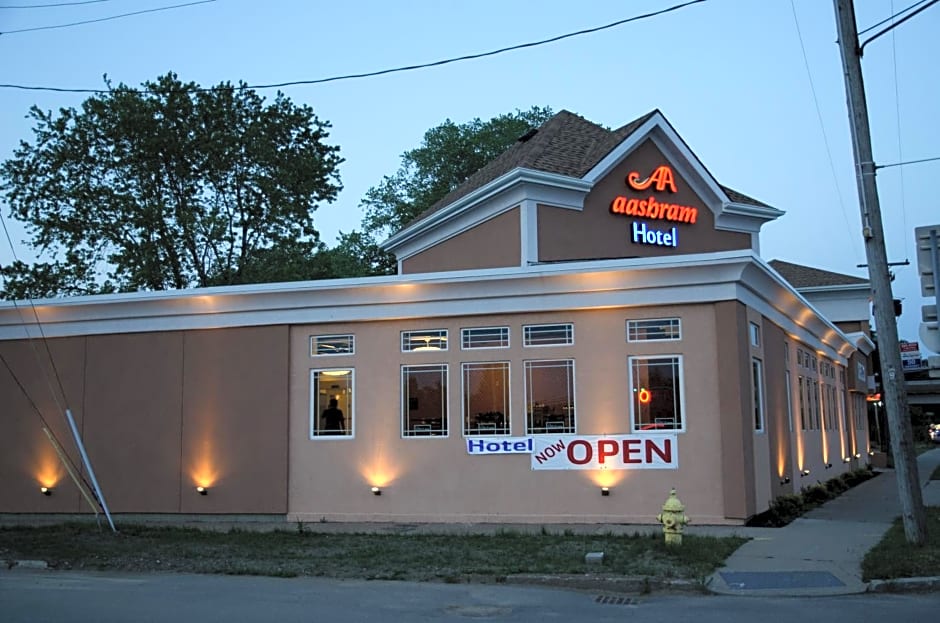 Aashram Hotel by Niagara River