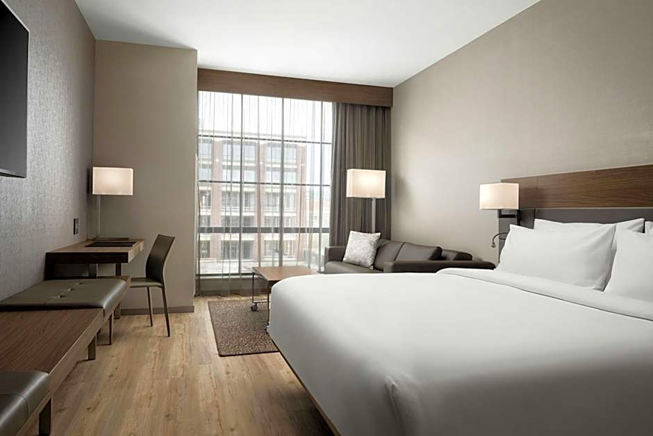Photo 1 of 6 of 1 King Bed, Mobility Accessible, Bathtub