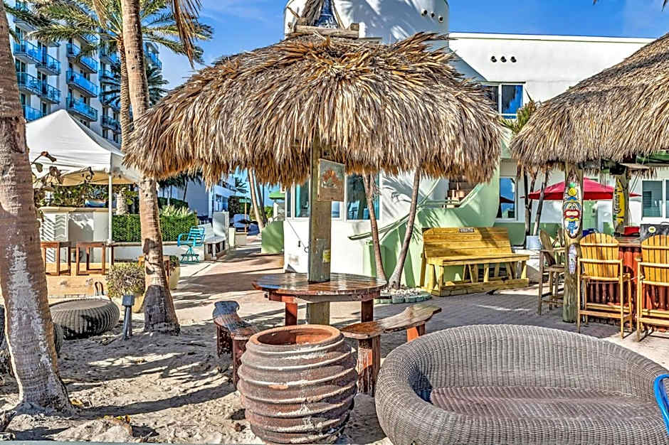 Walkabout 5 Retro Hotel on the beach with live music and a bar