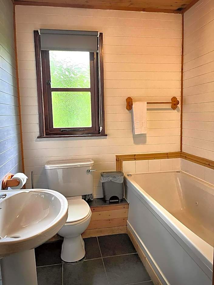 Goldcrest 3-Hot Tub-Woodland Lodges-Carmarthenshire-Tenby