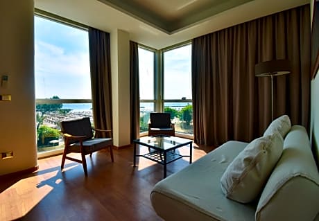 Deluxe Suite with Sea View