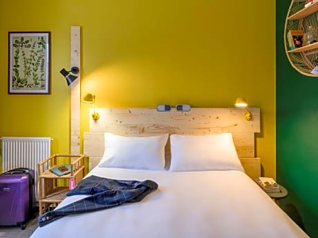 Pop Room With A Queen-Size Double Bed