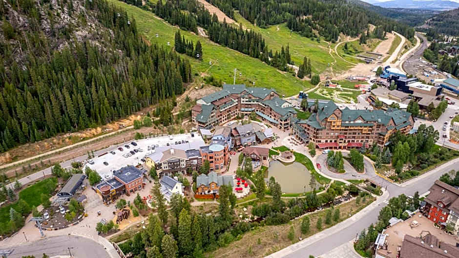 Comfy condo next to Gondola