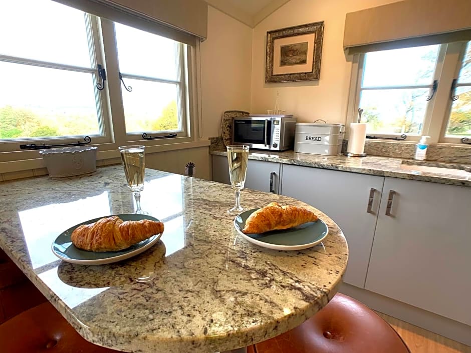 Luxury Shepherds Hut with Superb Views & Fire Pit & walking distance to a superb Gastro Pub