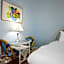 Deluxe Queen at the Curry Mansion - Parking & Heated Pool!
