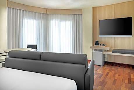 Superior Queen Guest Room with One Queen Bed and Sea View