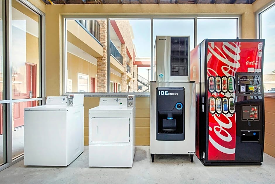 Econo Lodge Inn & Suites