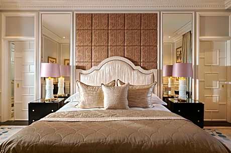 Deluxe Corner Suite