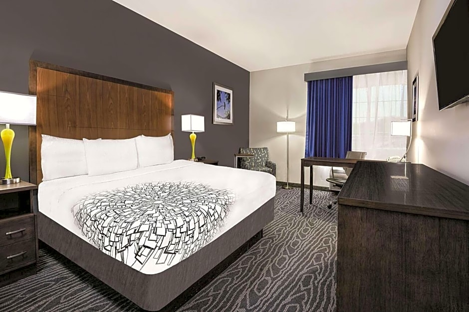 La Quinta Inn & Suites by Wyndham Mercedes Outlet Mall