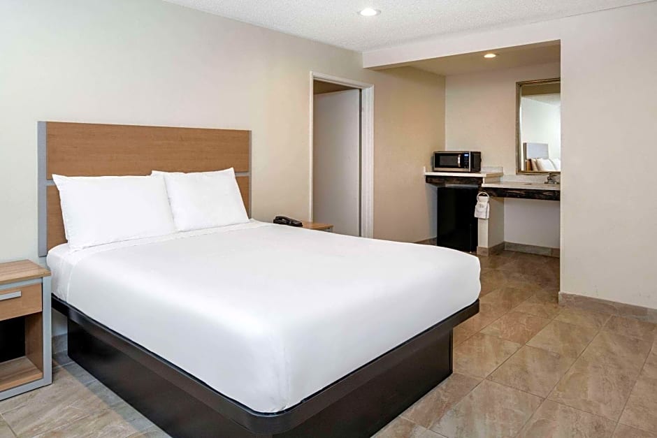 Super 8 by Wyndham Bakersfield CA